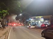 Moradores do bairro do Feitosa bloqueiam via em protesto contra violência policial 