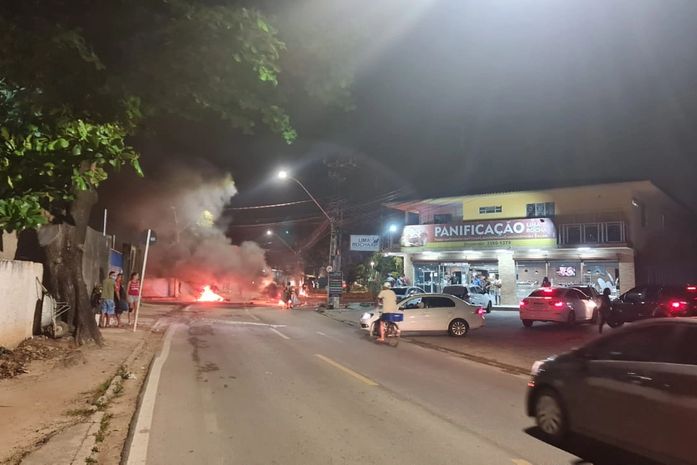 Moradores do bairro do Feitosa bloqueiam via em protesto contra violência policial