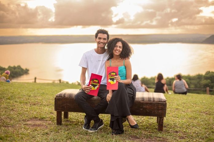 Odo- Livro Preto de Poesia é usado como ferramenta pedagógica nas aulas de Português, da professora Joelma. Bacana!