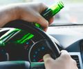 Homem é detido com bebidas no carro após ser flagrado dirigindo em alta velocidade