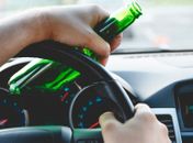 Homem é detido com bebidas no carro após ser flagrado dirigindo em alta velocidade