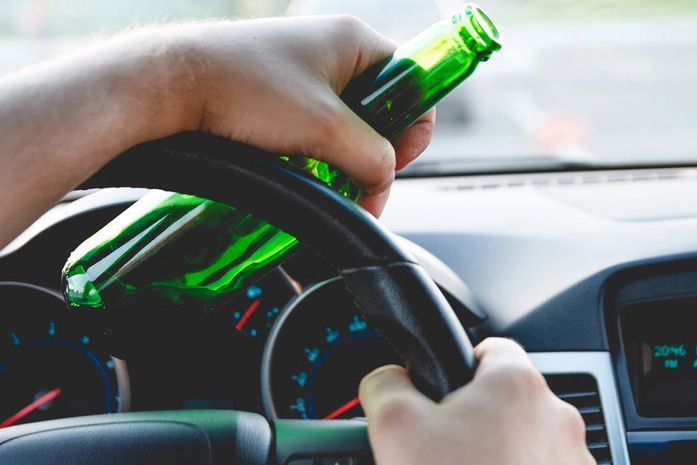 Homem é detido com bebidas no carro após ser flagrado dirigindo em alta velocidade