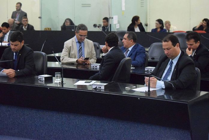 Deputados no plenário durante sessão