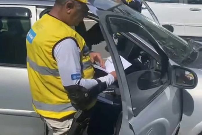 Homem é encontrado desacordado após mal súbito dentro de carro na Pajuçara