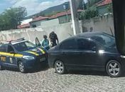Condutora sendo presa
