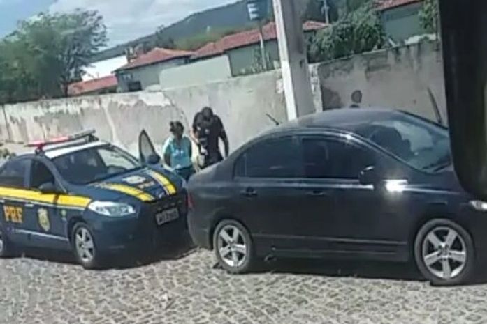 Condutora sendo presa
