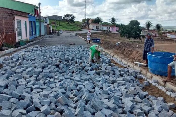 Prefeitura de Feira Grande realiza pavimentação de ruas no Bairro Almir Lira