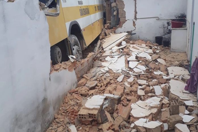 As fachadas das residências atingidas ficaram destruídas com a colisão
