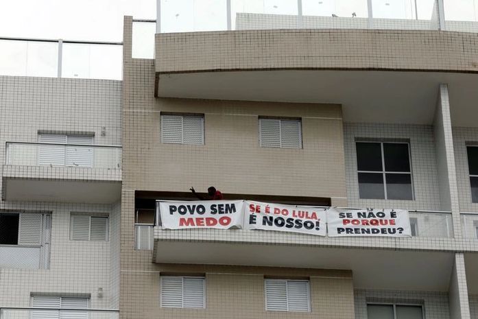 Em 16 de abril, o triplex foi invadido por integrantes do MTST e da Frente Povo sem Medo