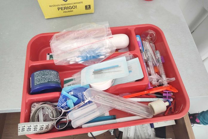 Ausência de profissionais e medicamentos vencidos: Clínica de estética é interditada em Maceió por descumprir normas sanitárias