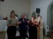 Familiares e convidados cantam Parabéns para prefeito de Ibateguara durante missa em comemoração ao seu aniversário.