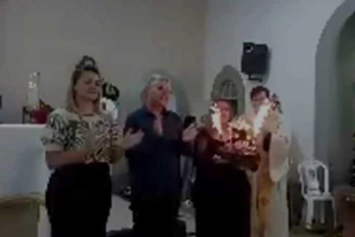 Familiares e convidados cantam Parabéns para prefeito de Ibateguara durante missa em comemoração ao seu aniversário.