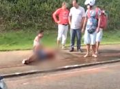 Homem suspeito de assalto foi baleado e morreu no local.