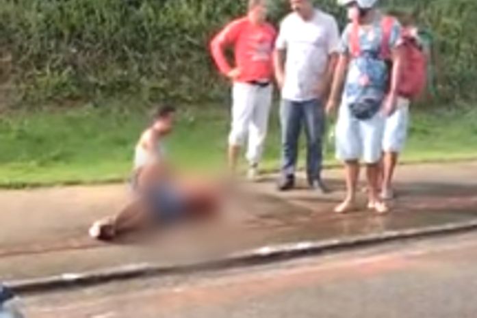 Homem suspeito de assalto foi baleado e morreu no local.