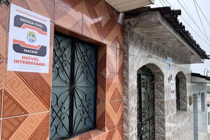 Imóveis recebem adesivo de interdição para identificar que o local não pode ser habitado