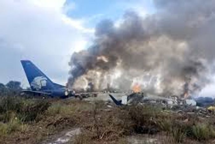 Avião com 101 pessoas cai no México; todos sobrevivem