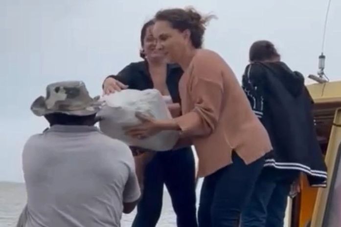 Secretária Soraya Dantas levou cestas de alimentação para os povoados ribeirinhos