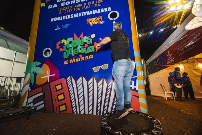 Lixeira gigante com cama elástica estimula público a descartar resíduos da forma correta