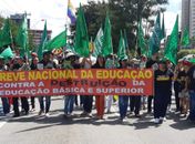 Protesto na Fernandes Lima contra os cortes da educação