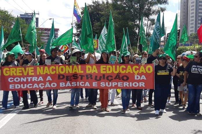 Protesto na Fernandes Lima contra os cortes da educação