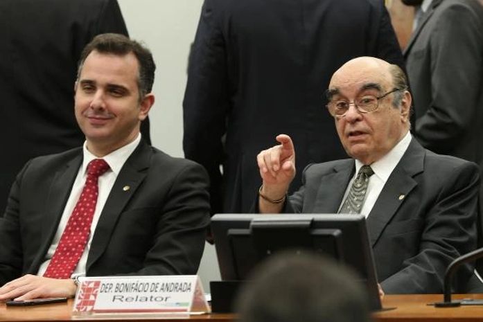 Relator vota pela rejeição da denúncia contra Temer e ministros na CCJ