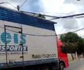 Caminhão arrasta fios de rede elétrica e bloqueia via na parte alta de Maceió