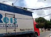 Caminhão arrasta fios de rede elétrica e bloqueia via na parte alta de Maceió