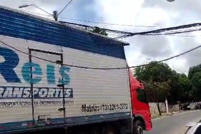 Caminhão arrasta fios de rede elétrica e bloqueia via na parte alta de Maceió