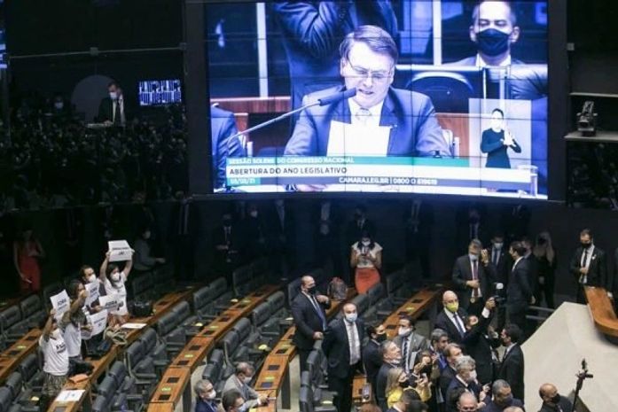 No Congresso, Bolsonaro reage a gritos de “fascista”: “Nos encontramos em 2022”