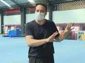 Repórter dá salto mortal após entrevistar colegas da ginasta no Flamengo