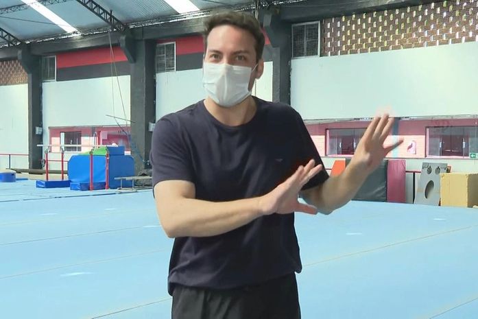 Repórter dá salto mortal após entrevistar colegas da ginasta no Flamengo