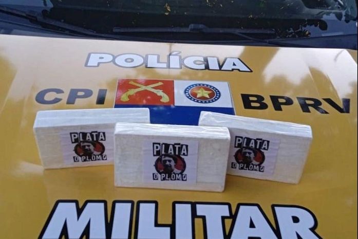 Acusada usa foto de Pablo Escobar para personalizar pacote de cocaína em Maceió