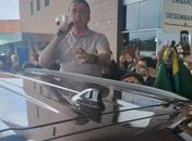 Jair Bolsonaro é recebido por apoiadores no aeroporto de Maceió