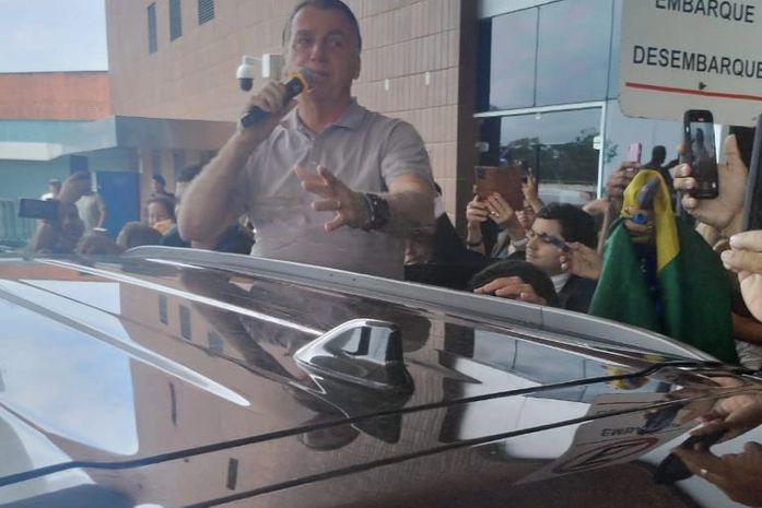 Jair Bolsonaro é recebido por apoiadores no aeroporto de Maceió