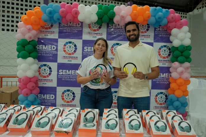 Prefeito Tiago Freitas entrega abafadores de ruídos a estudantes autistas durante evento de educação inclusiva em Piranhas