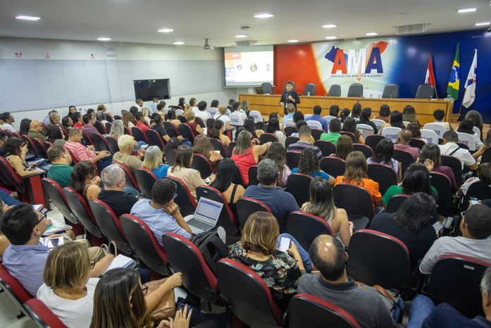 Educação e Undime promovem reunião técnica sobre o Programa Nacional do Livro Didático