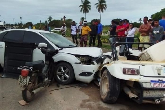 Cinco pessoas ficam feridas após acidente entre carro, moto e buggy em praia de AL; Confira vídeo