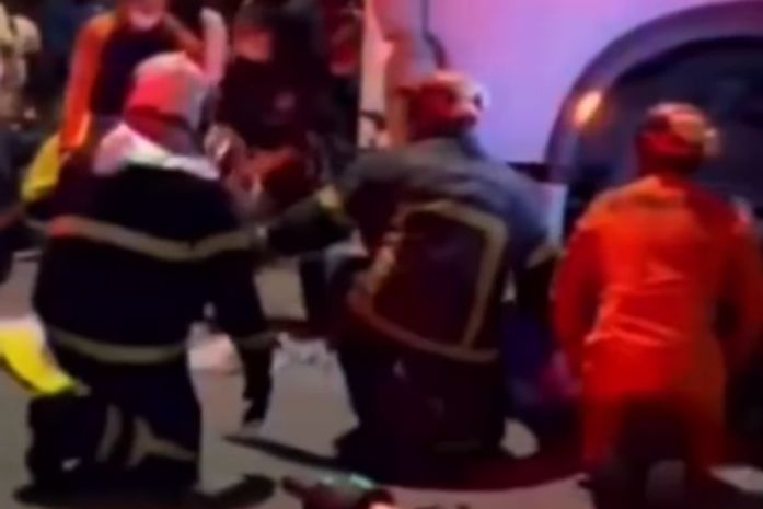 Ciclista é retirada debaixo de caminhão com auxílio de macaco hidráulico após acidente em Maceió