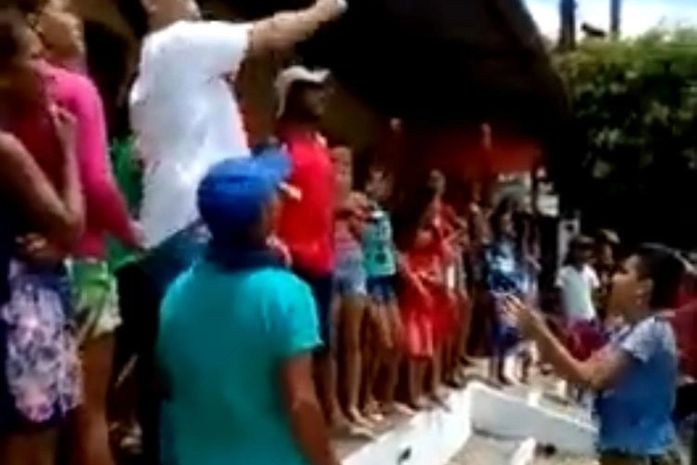 Prefeito candidato a reeleição joga ovos na população