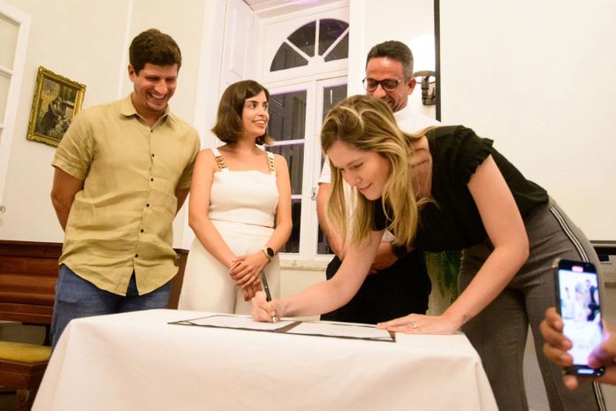 Governo zera ICMS para compra de absorventes pelo Poder Público; decreto surgiu a partir de lei da deputada Cibele Moura