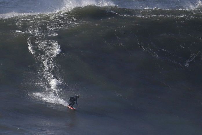 Brasileiros concorrem a prêmios de ondas gigantes