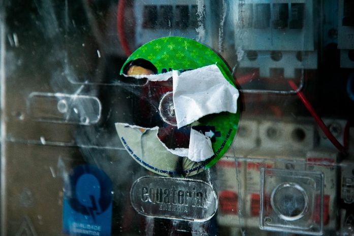 Adesivos em postes, árvores e equipamentos urbanos: saiba onde a propaganda eleitoral é proibida e quais as penalidades