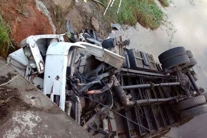Alagoano morre após caminhão tombar e cair de ponte em Pernambuco
