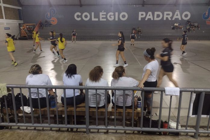 Time Master de Handebol, com média de 60+, surpreende e inspira ao enfrentar jovens em competição no Colégio Padrão