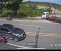 Motociclista morre após ser arrastada por caminhão em acidente de trânsito na Menino Marcelo
