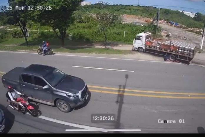 Motociclista morre após ser arrastada por caminhão em acidente de trânsito na Menino Marcelo