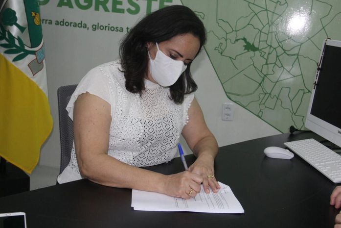 Fabiana Pessoa assina decreto que atualiza e prorroga medidas de prevenção ao Covid-19
