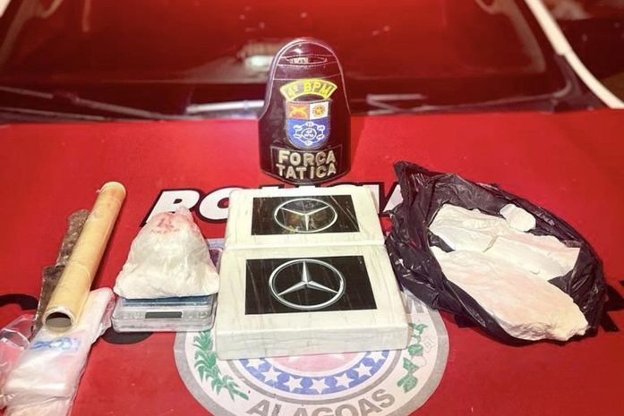 Polícia Militar apreende cinco quilos de cocaína na capital e uma arma de fogo no interior
