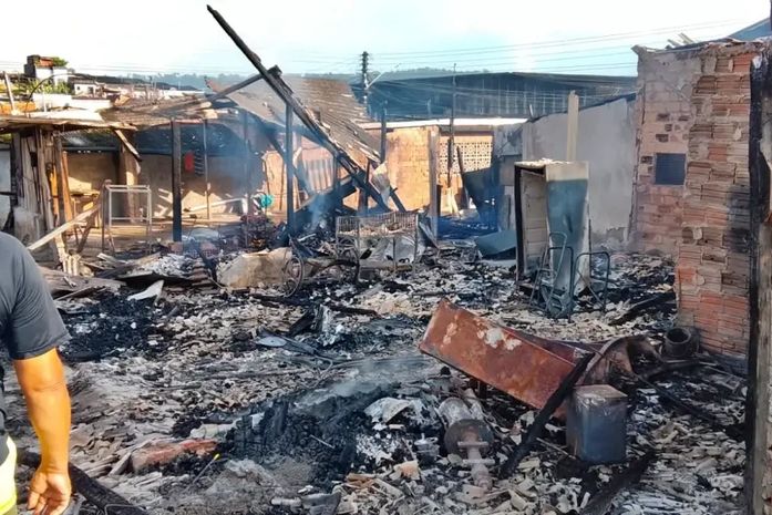 Incêndio de grandes proporções destrói barracas no Mercado Público de São Miguel dos Campos