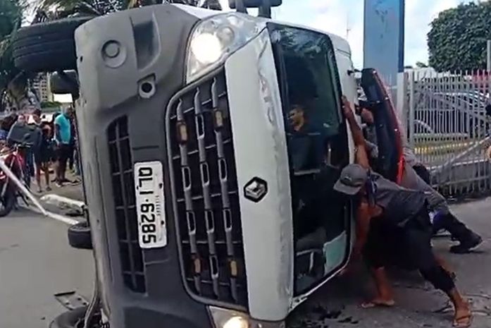 Acidente entre ambulância e ônibus em Maceió: gestante e motorista ficaram feridos